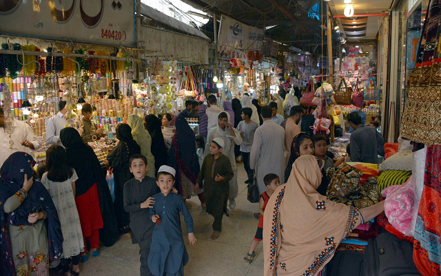 People, mostly ladies, throng Churi Bazaar for shopping after Iftar. PHOTO: EXPRESS