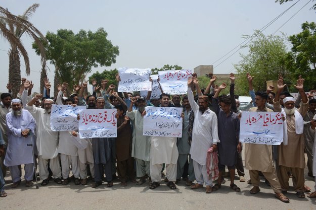 The participants warned that they would hold protests daily until their problems are solved by the authorities
PHOTO: MOHAMMAD AZEEM