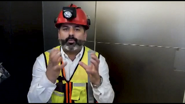 Chilean miner Mario Sepulveda, one of the 33 Chilean miners who was trapped underground for 69 days in 2010, sends a moving message of encouragement to the boys' football team trapped in a cave in Thailand. 

PHOTO:AFP