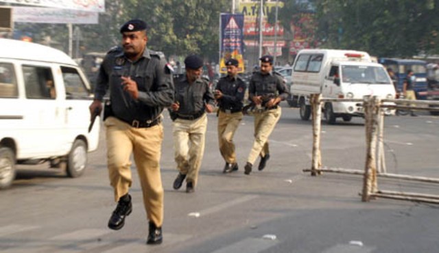 Lahore police finalise security plan for Nawaz's arrival. PHOTO: AFP