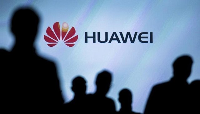 Journalists follow the presentation of a Huawei smartphone ahead of the IFA Electronics show in Berlin, Germany, September 2, 2015. PHOTO: REUTERS