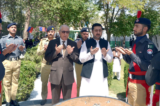 Caretaker Balochistan Chief Minister Alauddin Marri, Governor Muhammad Khan Achakzai and LEA personnel offer fateha for the martyrs of the police force in Quetta. PHOTO: EXPRESS