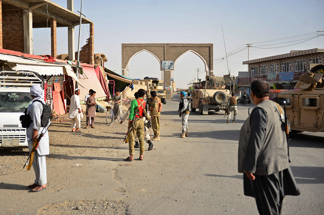 Afghan security forces and Afghan militia stand along a road during clashes between Taliban militants and Afghan security forces in Ghazni province.

PHOTO:AFP