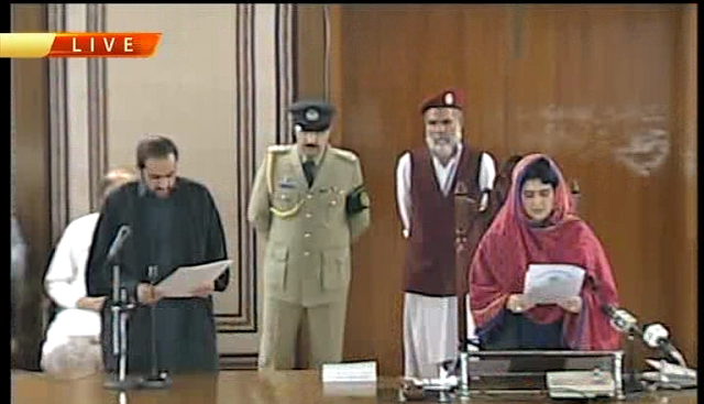 Outgoing speaker Raheela Khan Durrani administers oath to Abdul Quddus Bizenjo
SCREENGRAB