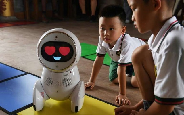 Children watch a Keeko robot at the Yiswind Institute of Multicultural Education in Beijing, where the intelligent machines are telling stories and challenging kids with logic problems.
PHOTO: AFP