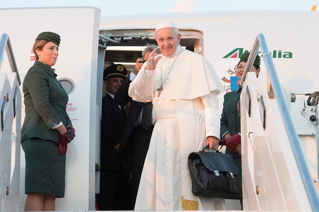 Pope Francis waves as he boards the plane for his visit to Lithuania, Latvia and Estonia, from Leonardo da Vinci-Fiumicino Airport in Rome, Italy, September 22, 2018. PHOTO: REUTERS