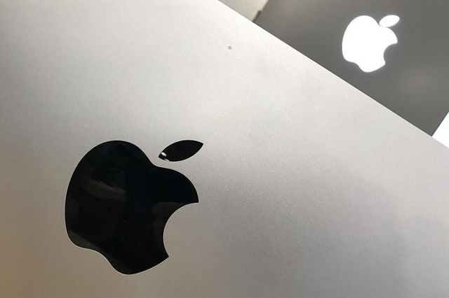 An Apple logo is seen in a store in Los Angeles, California, US, March 24, 2017. 
PHOTO: REUTERS