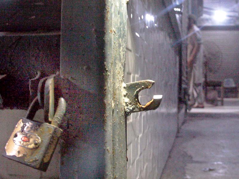According to one of the guards, more than 20 people armed with weapons, cutters, large steel needles and other tools attacked the shops. PHOTO: ONLINE