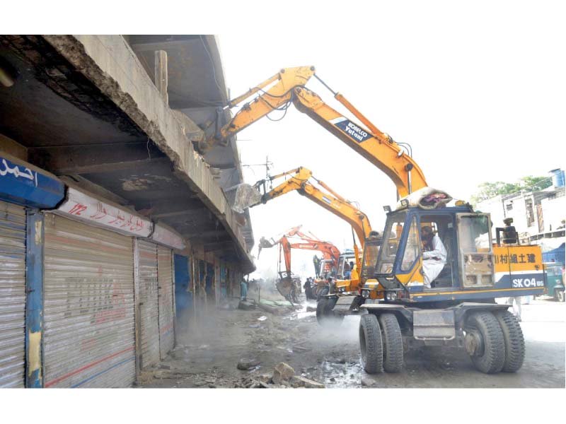Demolishment continues along the boundary wall of the zoological garden as part of the anti-encroachment operation under the supervision of KMC.  PHOTO: PPI