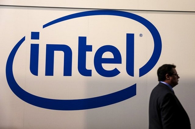 A visitor passes an Intel logo at the Mobile World Congress in Barcelona, Spain, February 26, 2018.
PHOTO: REUTERS