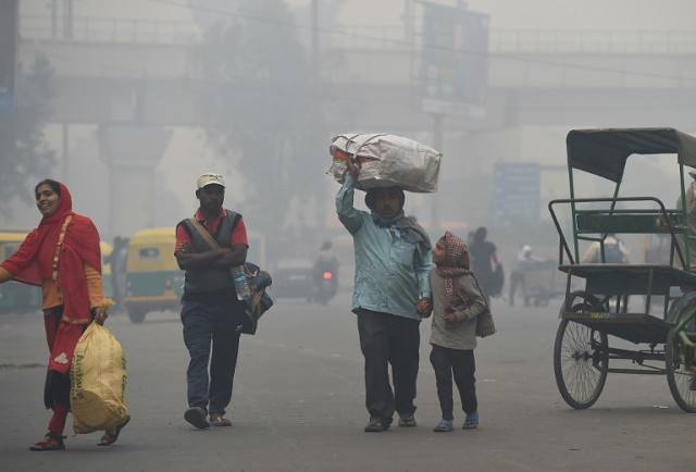For the well-heeled in New Delhi, eating out means enjoying a gourmet spread amid sprawling green spaces but the poor must deal with dust and toxic fumes from vehicles zipping past rickety roadside food stalls in the world's most polluted major city. PHOTO: AFP