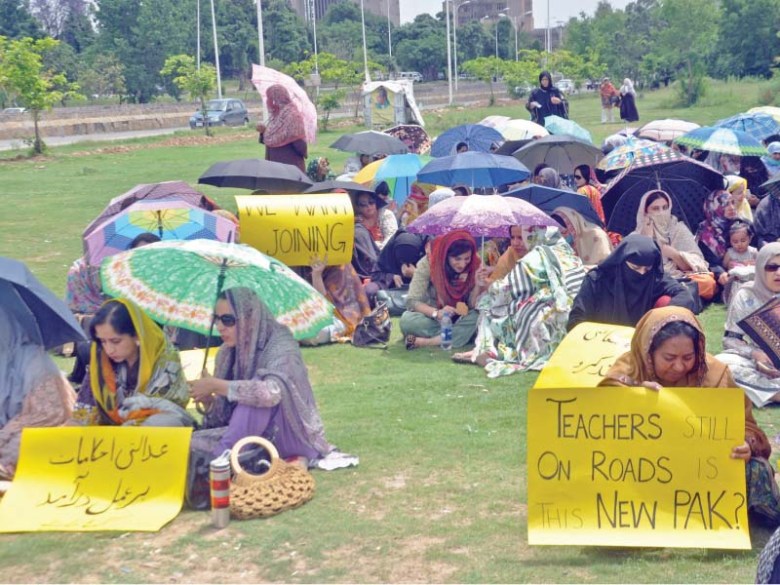 Daily wages teachers protest against non-payment of salaries outside FDE office in Islamabad. PHOTO: ZAFAR ASLAM/EXPRESS