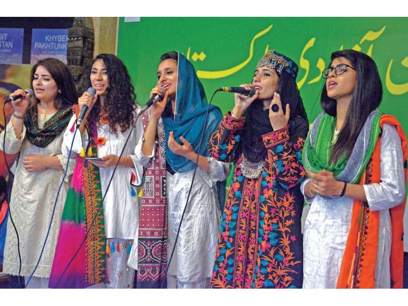 Students sing national songs at an Independence themed event at Lok Virsa. PHOTO: ZAFAR ASLAM/EXPRESS