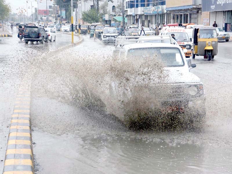 Vehicles pass through an inundated road in Quetta. PHOTO: PPI