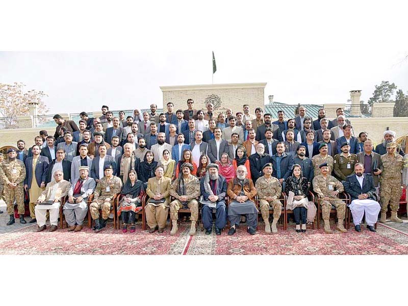 Balochistan CM Jam Kamal and participants of the National Security Workshop pose for a picture. PHOTO: APP