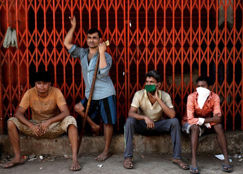 Migrant workers, who work in textile looms, are seen outside a loom after it was shut due to the 21-day nationwide lockdown to slow the spread of the coronavirus disease, in Bhiwandi on the outskirts of Mumbai, India, April 1, 2020. PHOTO: REUTERS