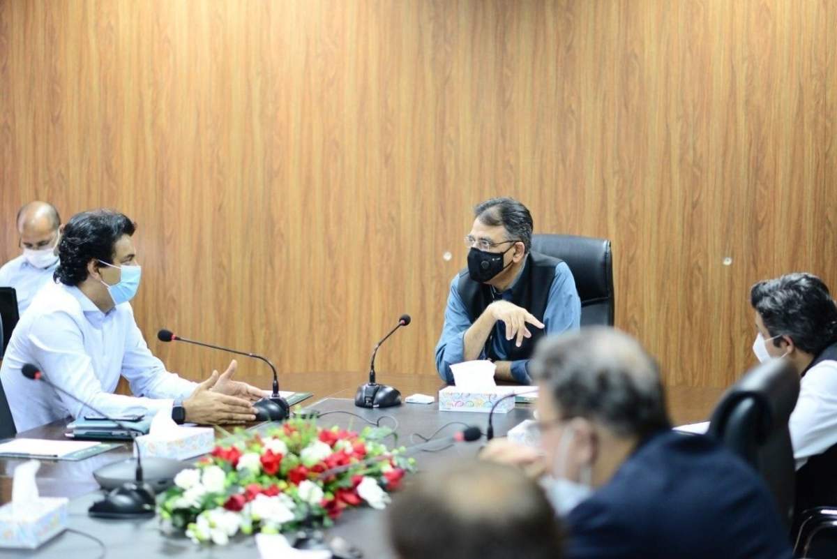 Asad Umar suggests businessmen to use RLNG