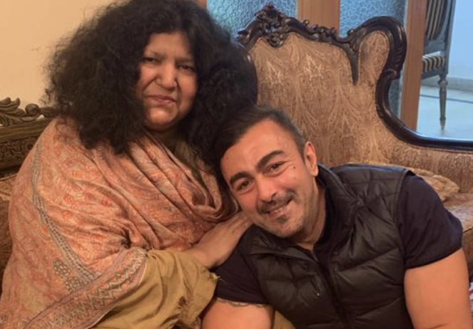 Shaan Shahid with Abida Parveen. PHOTO: SHAAN SHAHID/TWITTER