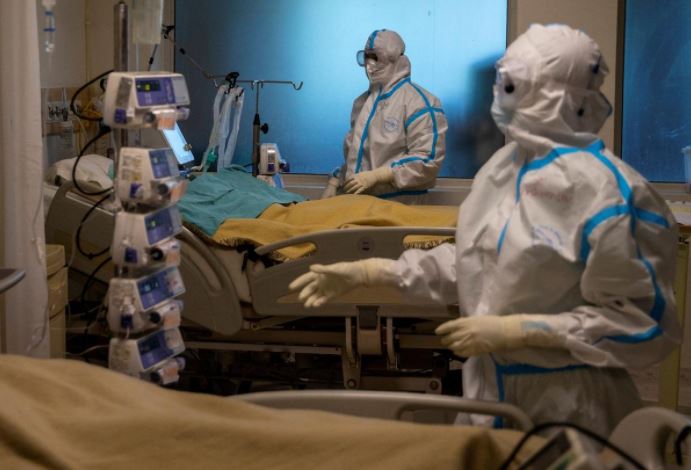 Medical workers take care of patients suffering from the coronavirus disease (Covid-19), at the Intensive Care Unit (ICU) of the Max Smart Super Speciality Hospital in New Delhi, India, September 5, 2020. PHOTO: REUTERS