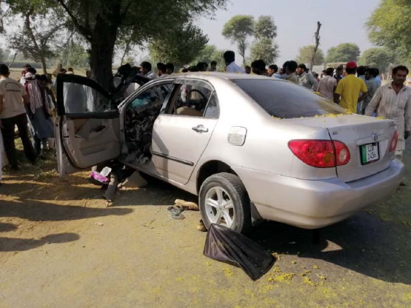 People gather around the car after it crashed into  the tree. PHOTO: EXPRESS