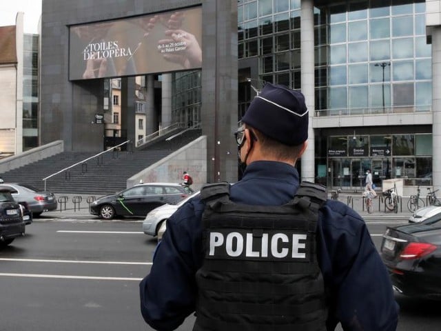 Gunman shoots man dead, injures woman in front of Paris hospital