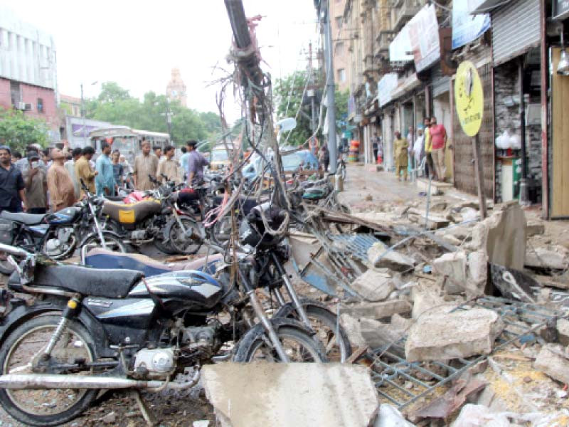 Strong winds break heat spell in Karachi