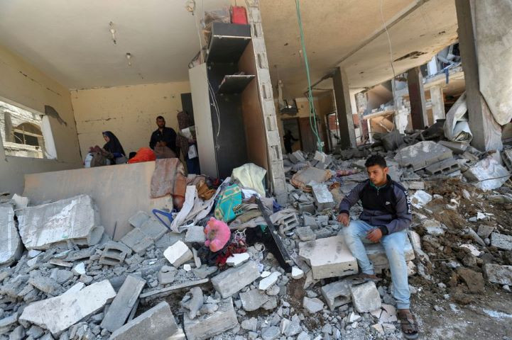 Desperate Gazans flee Israeli bombardment in cars and on carts