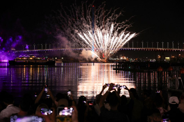 In pictures: Sydney kicks off the New Year party in vintage style
