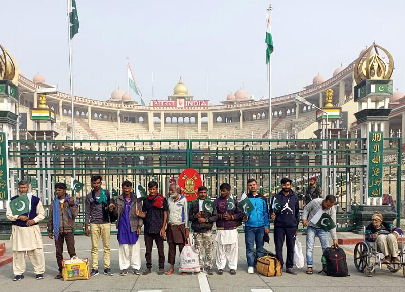 Pakistani prisoners released by India return via Wagah border