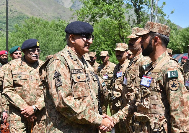 Army chief reviews troops’ operational preparedness during LoC visit