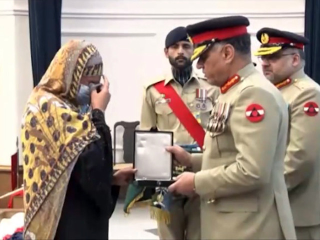 Military awards conferred on martyrs, officers at Peshawar Corps