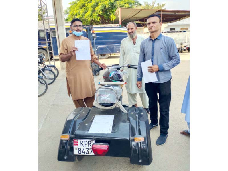 Sindh Police reward injured cops