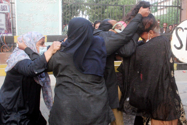 Police disperse protest of doctors, paramedics by force in Karachi