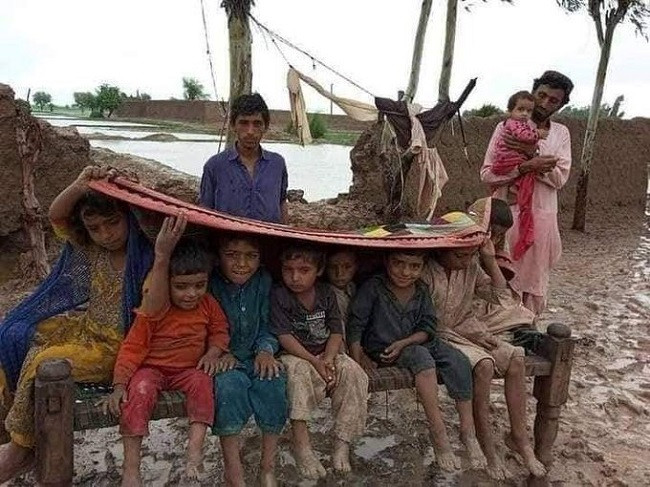 Karachi opens heart, purse for flood victims