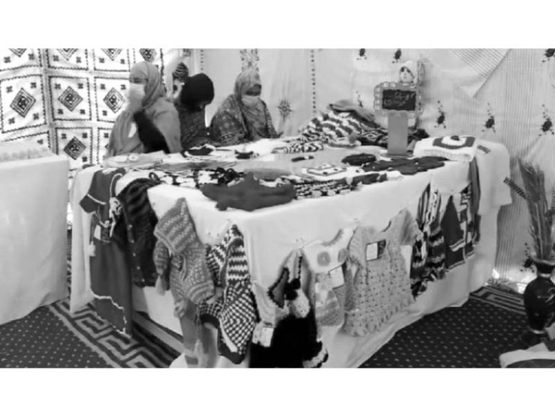 People throng handicraft exposition