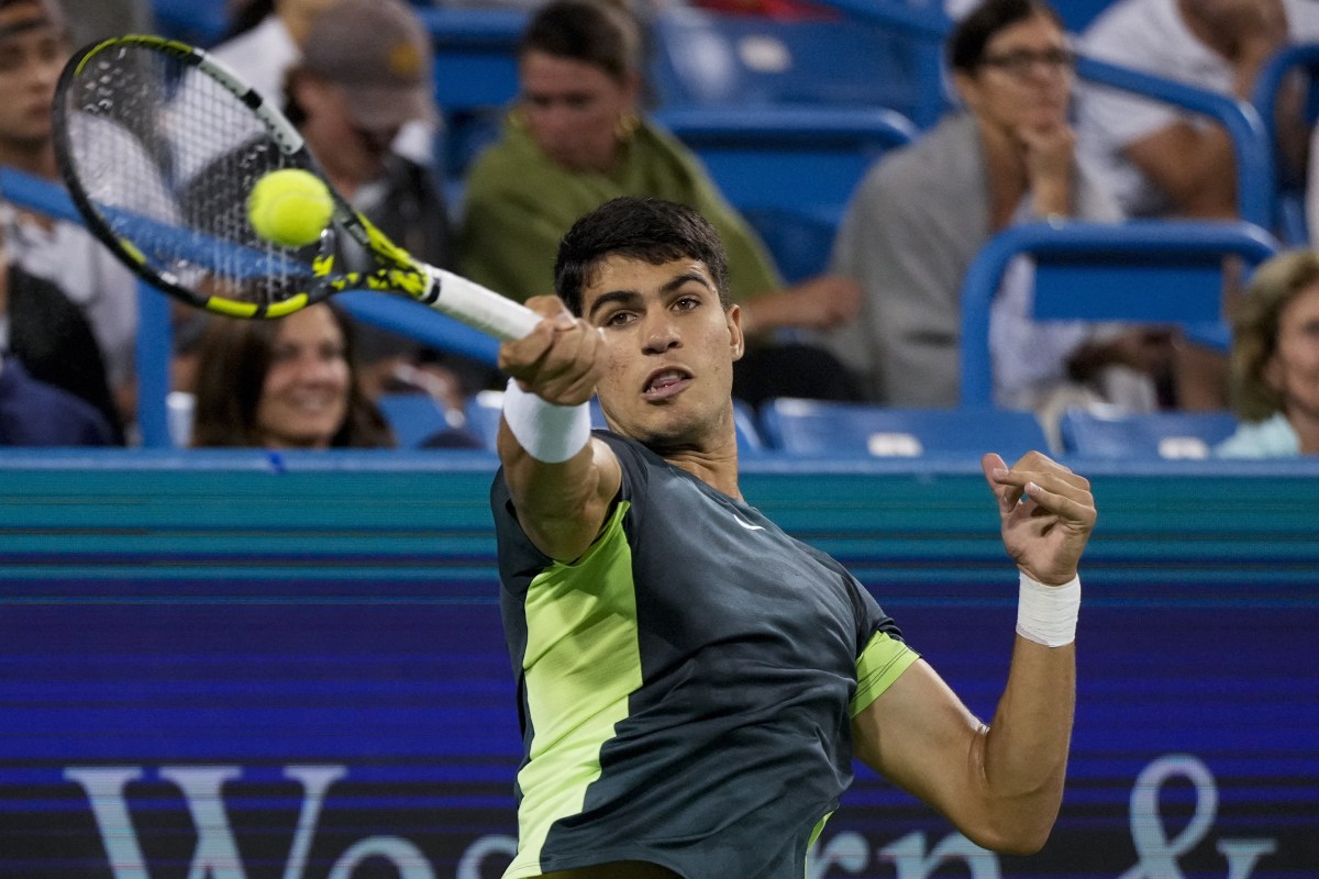 Alcaraz battles through rain, Garcia out
