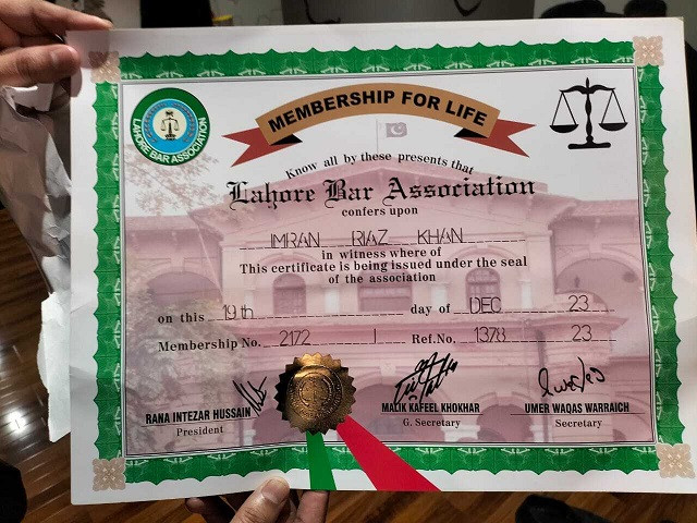 Lahore bar awards lifetime membership to Imran Riaz