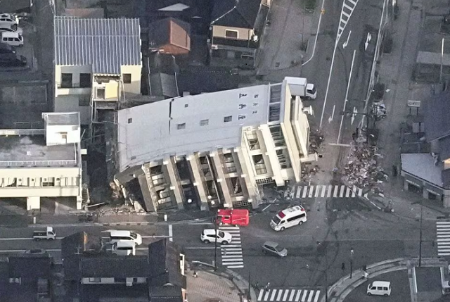 Japan quake: Rescuers rush to reach survivors