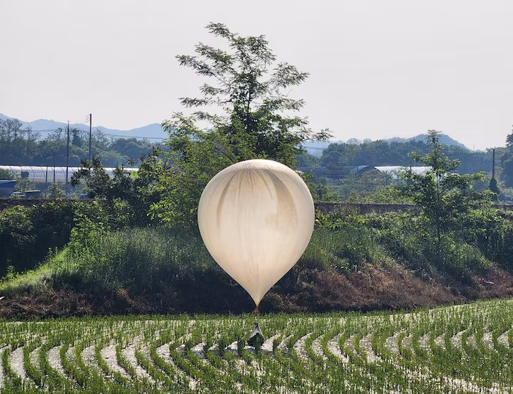 North Korea sends balloons carrying excrement to the south as a ‘gift’