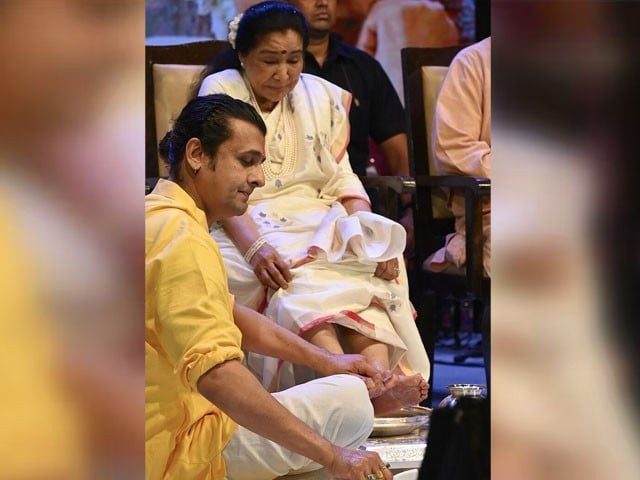WATCH: Sonu Nigam washing Asha Bhosle’s feet captures internet’s attention
