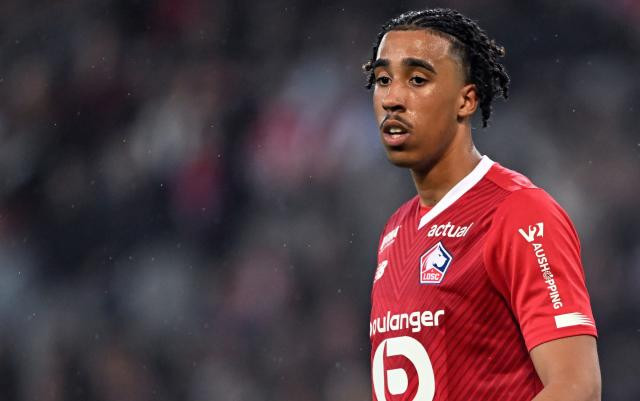 Manchester United sign French defender Yoro