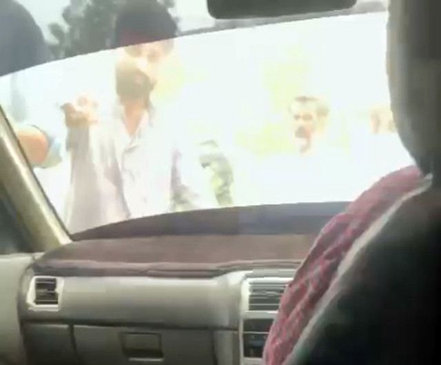 Illegal hydrant mafia attacks Express News team in Karachi