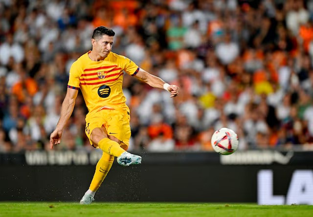 Lewandowski leads Barcelona to victory in Flick’s LaLiga opener