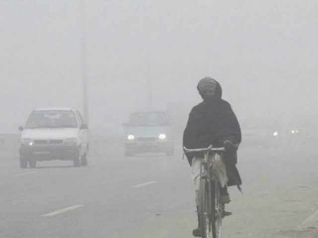 Hazardous smog from India chokes Lahore, visibility drops to 800m