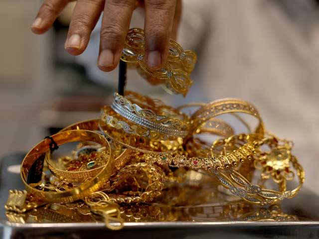 Gold prices in Pakistan fall amid decline in global market