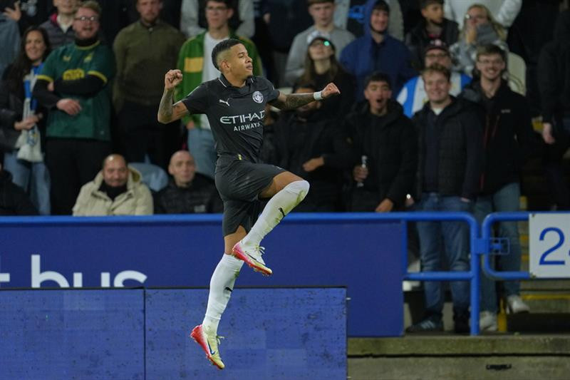 Savinho extends Man City deal to 2031