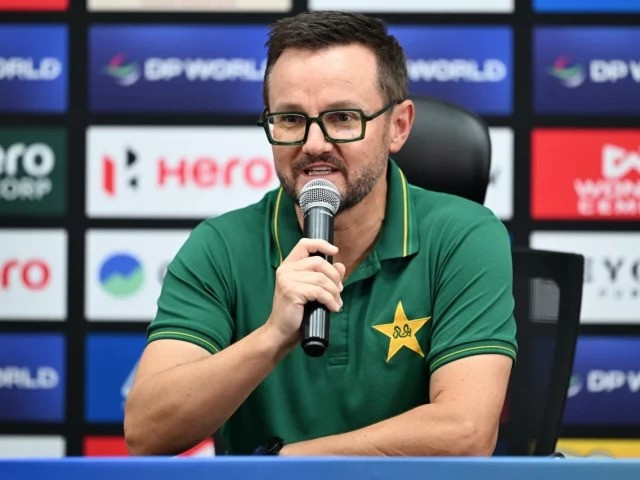 Hesson defends Babar’s batting role